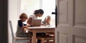 una mamma con due bambini