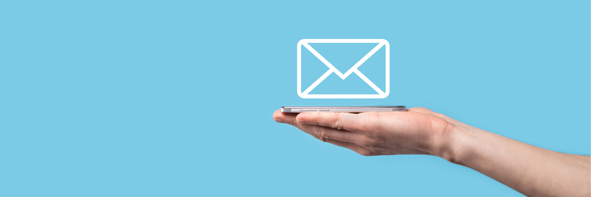 telefono in mano con icona e-mail